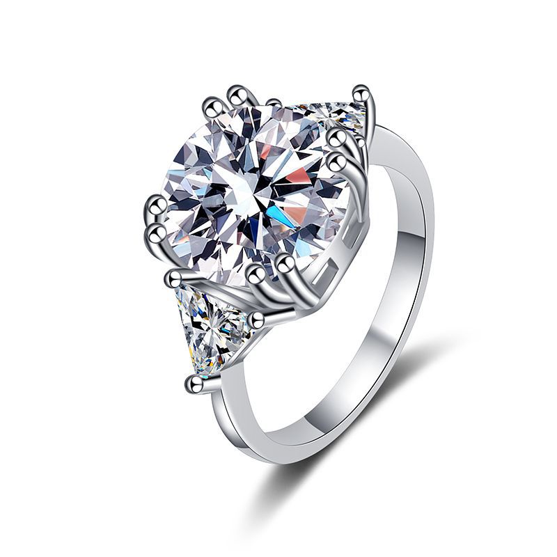 Fashion And Luxury Moissanite Ring