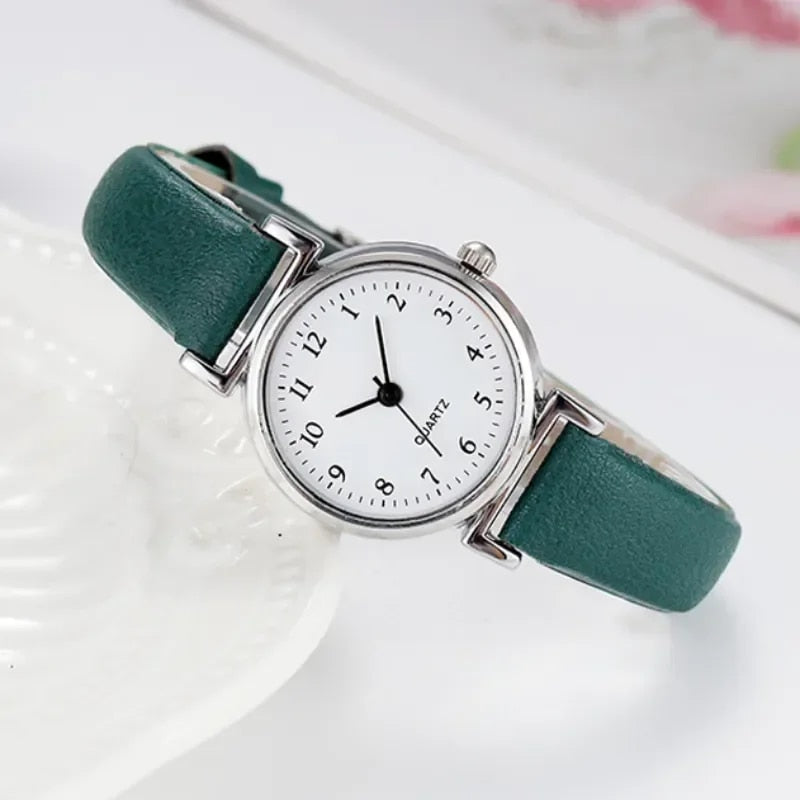 Chic Leather Strap Quartz Watch: Your Timeless Fashion Accessory