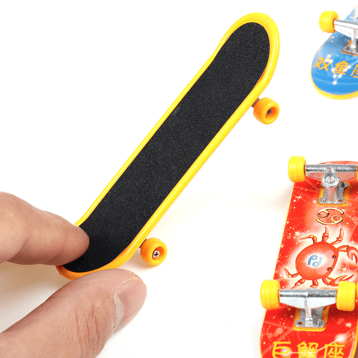 1Pc Mini Finger Skateboard Skate Boarding Model Children Toy Christmas Gift - MRSLM